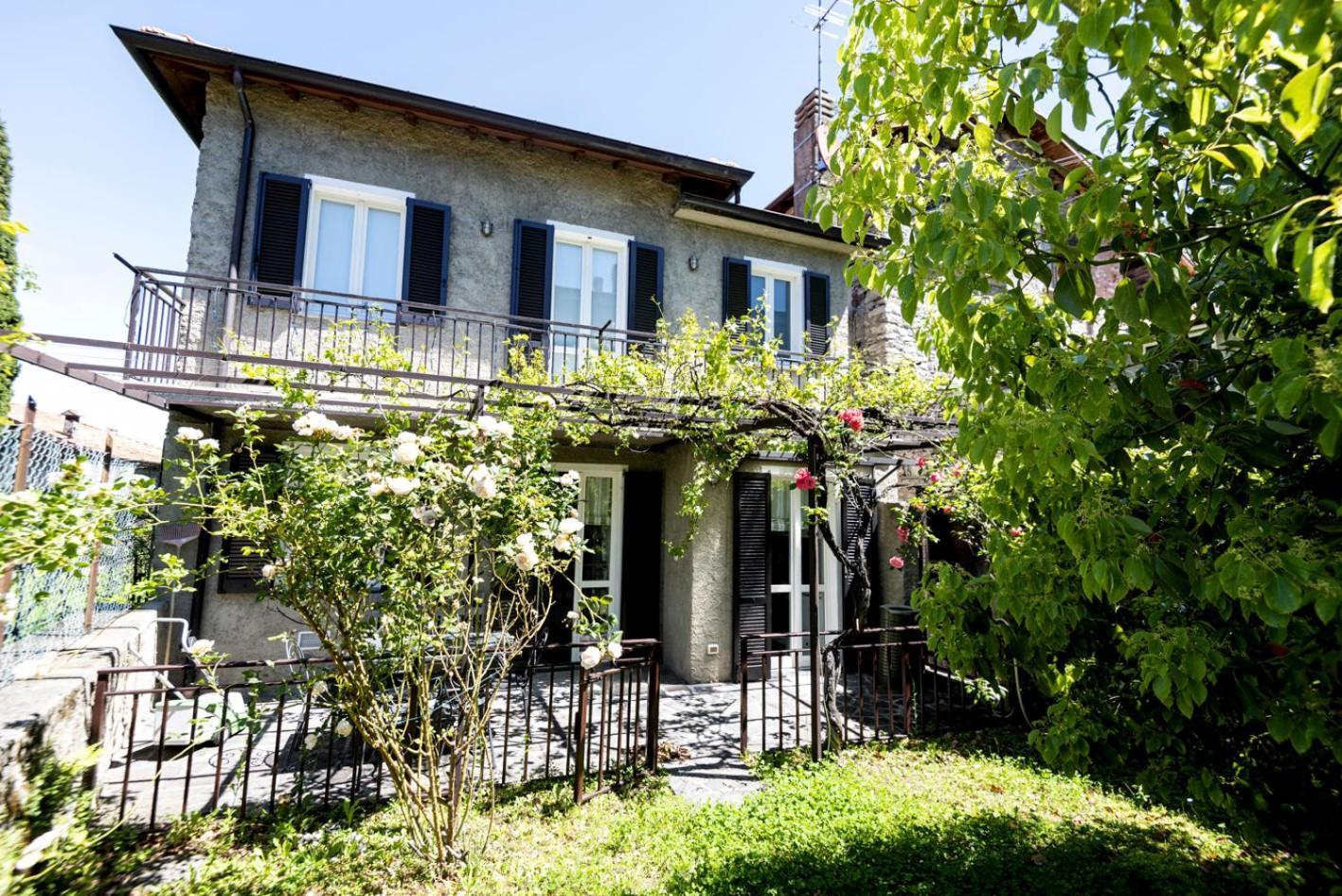 Castello Di Vezio In The Village Varenna Exterior foto